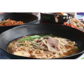 《美食控》一碗面比脸盆还大，价格只要10块钱！网友：这食堂阿姨太实在！