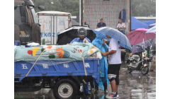 暴雨天里，北京新发地市场多措施保障蔬菜等农产品供应稳定