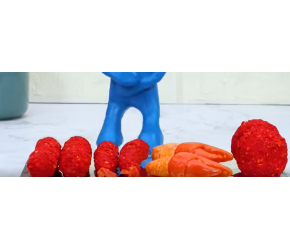 美食动画：小红偷吃小蓝的食品，小蓝发现会怎么整治它呢？