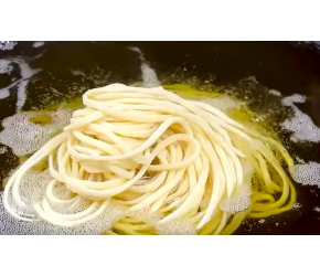 万万没想到，把面条放入滚烫油锅中，出锅瞬间变美食，太香了