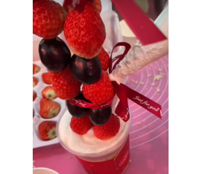 一百块钱挑战吃巨型草莓塔？！#美食vlog #小吃 #记录真实生活 #百元大侠 #原创