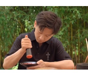承包一片藕塘只为抽藕里的丝！再用藕丝做一块比黄金还贵的泥？