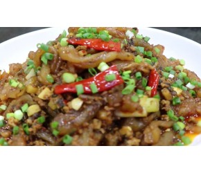 牛蹄筋很多人不喜欢吃，我看还是做法没对，这样秘制我能吃三碗饭