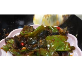 这也太香太下饭了，谁还没有吃过辣椒这个做法的，赶紧安排上