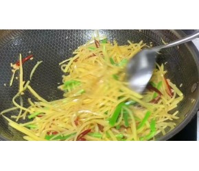 酸辣土豆丝好吃有诀窍，学会这样做清脆爽口，开胃又下饭，真美味