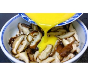 把鸡蛋液淋入香菇里，出锅没想到这么好吃，营养美味下饭，真解馋