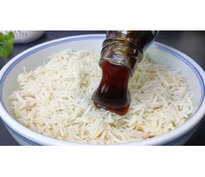 把蚝油倒入米饭中，出锅瞬间变美食，吃一次就忘不了，真解馋