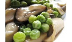香菇和豌豆天生一对，简单一炒，鲜掉眉毛，每次米饭都得多吃一碗